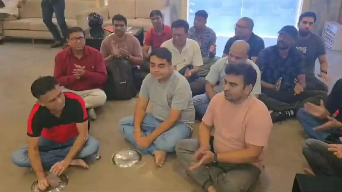 ग्रेटर नोएडा में रजिस्ट्री की मांग को लेकर निवासियों का प्रदर्शन