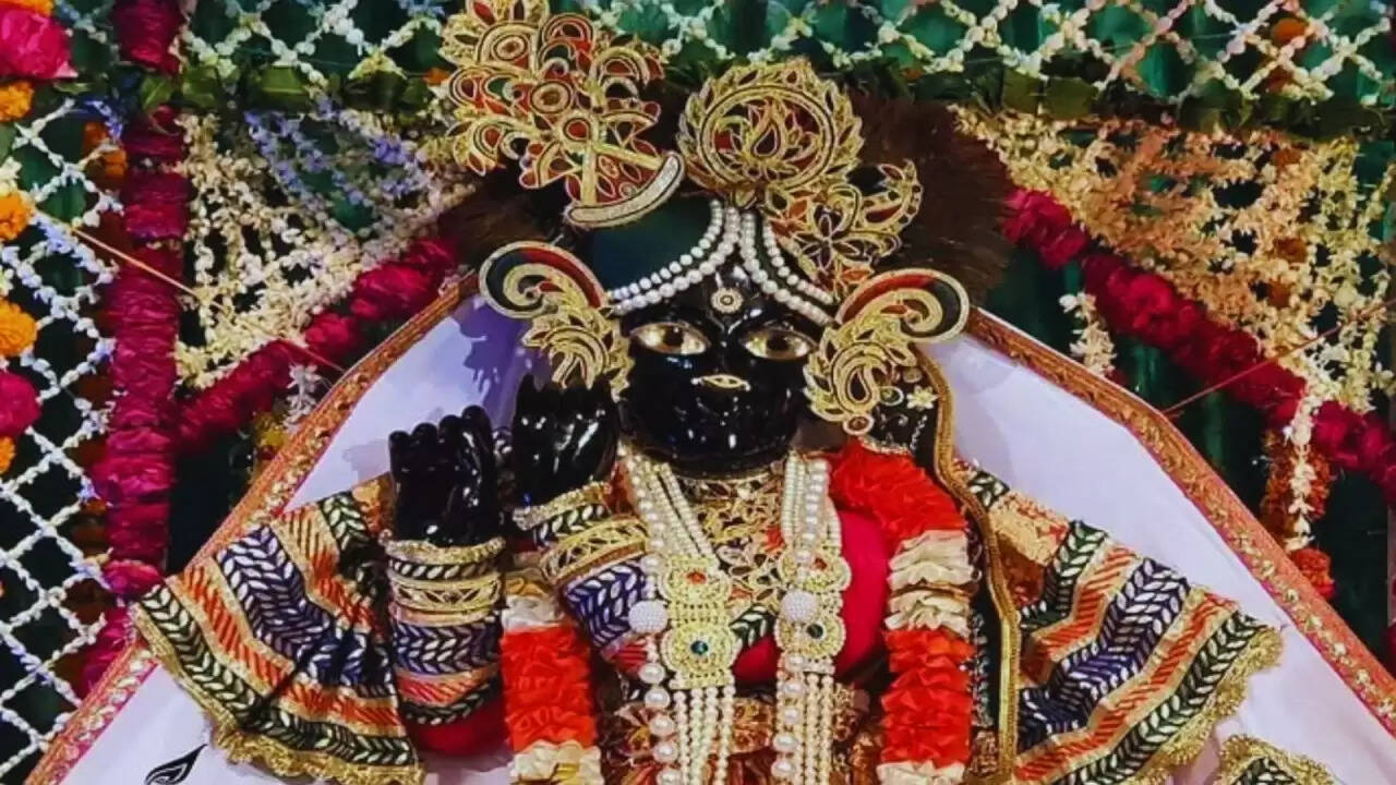 Banke Bihari Temple में दर्शन के लिए नई व्यवस्था: अब दो गेट से होगा प्रवेश और निकास