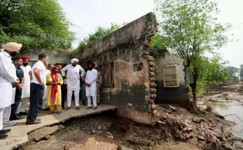 राहुल गांधी ने पंजाब में बाढ़ प्रभावित क्षेत्रों का दौरा किया