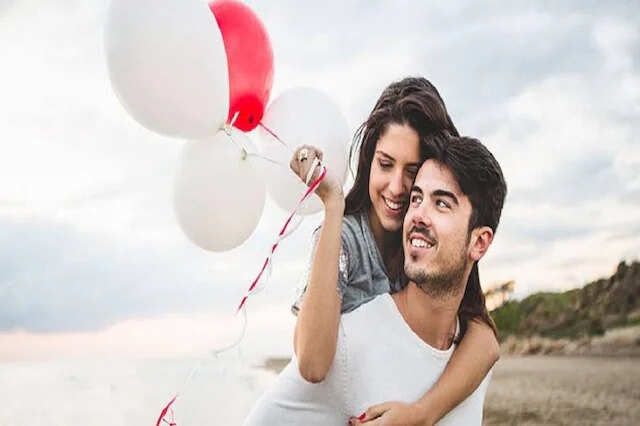 लड़कियों को आकर्षित करने के लिए अपनाएँ ये 5 आदतें
