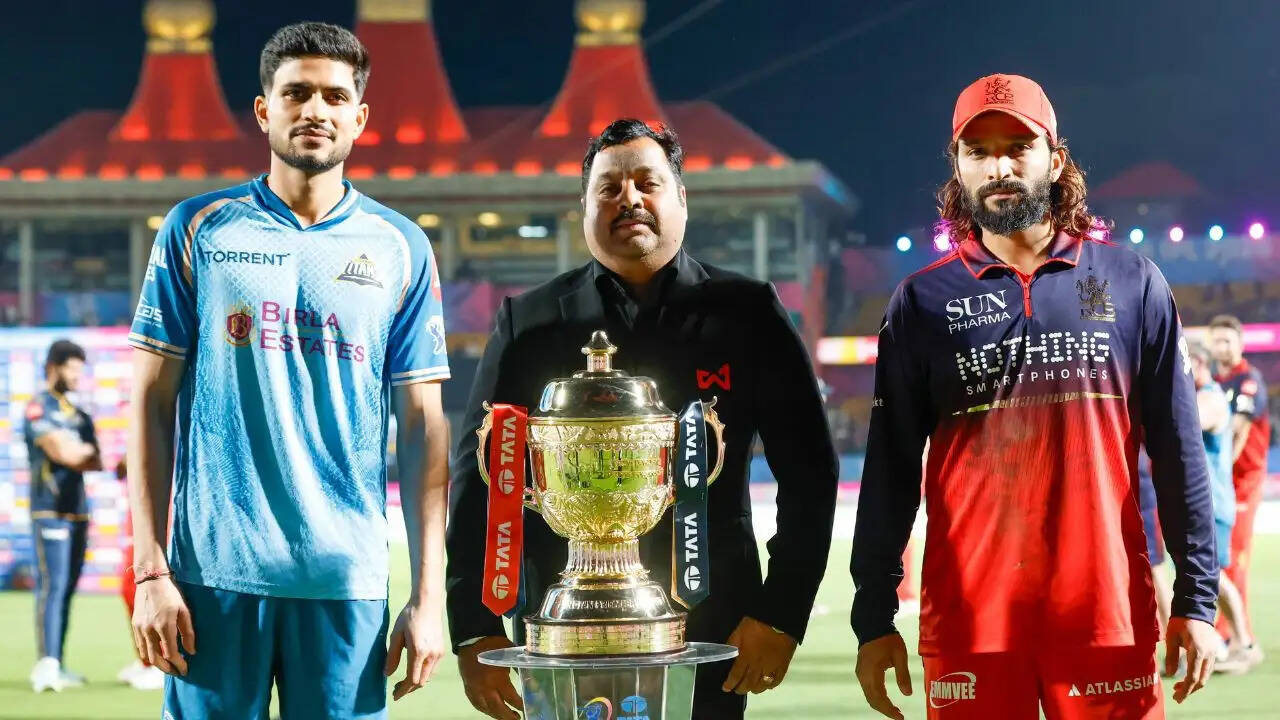 RCB ने टॉस जीतकर पहले गेंदबाजी का लिया निर्णय, IPL 2026 में रोमांच जारी