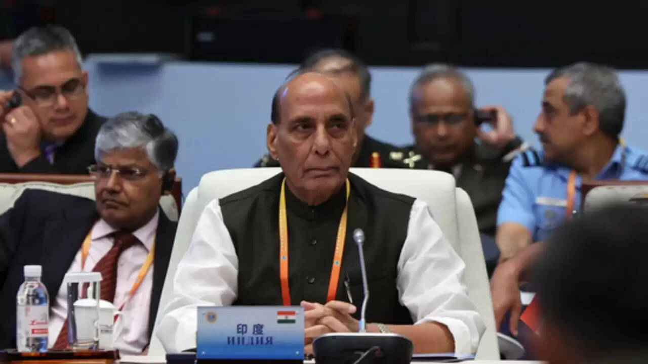 रक्षा मंत्री राजनाथ सिंह ने एससीओ बैठक में आतंकवाद के खिलाफ कड़ा संदेश दिया
