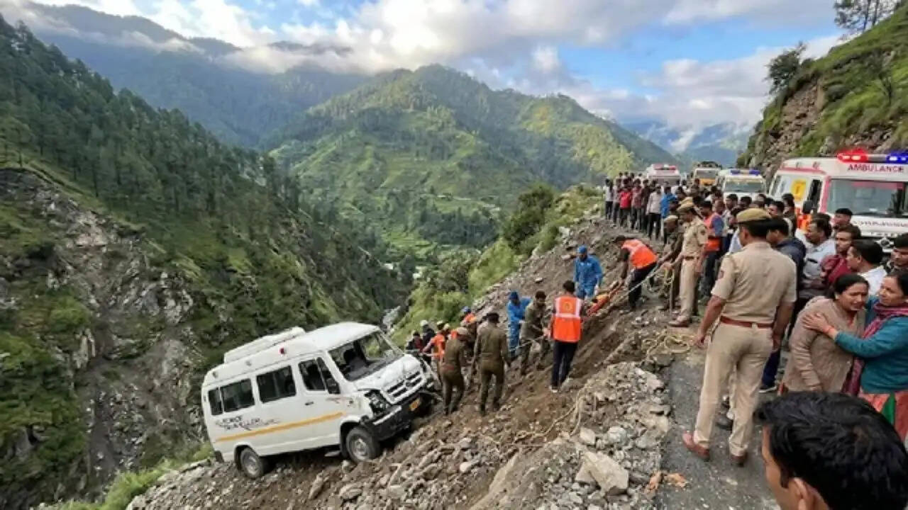 हिमाचल प्रदेश में ट्रैवलर वाहन दुर्घटना में 15 लोगों की मौत