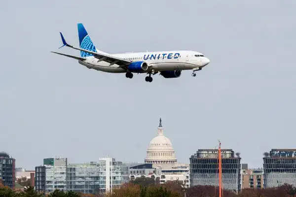 यूनाइटेड एयरलाइंस की फ्लाइट में सुरक्षा खतरे के चलते इमरजेंसी लैंडिंग