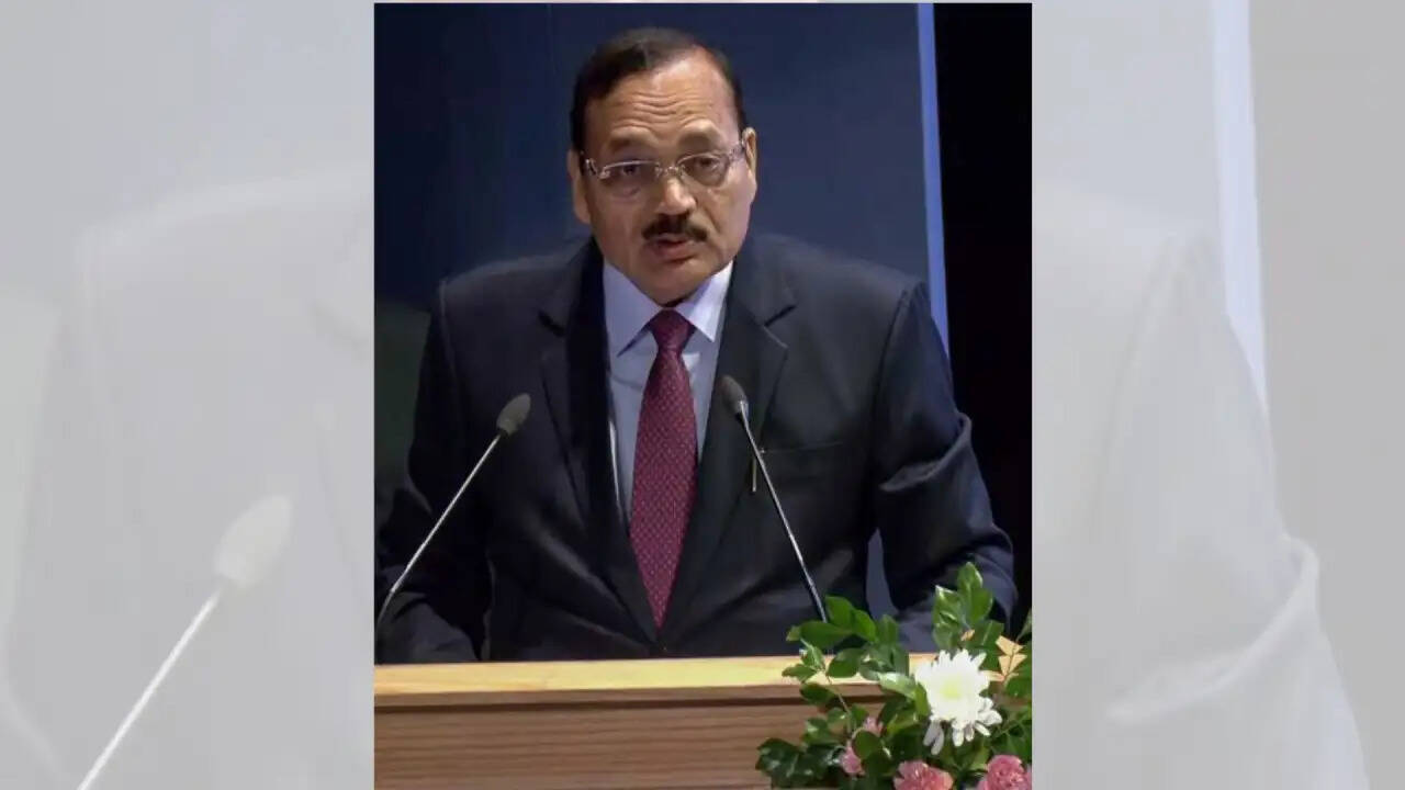 CJI सूर्यकांत ने कॉकरोच टिप्पणी पर दी स्पष्टता, सोशल मीडिया पर उठाए सवाल
