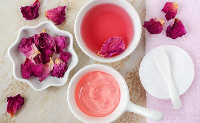 गुलाब जल से बनाएं प्राकृतिक फेस पैक, जानें आसान तरीका