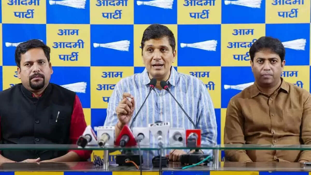 दिल्ली में निजी स्कूलों की फीस वृद्धि के खिलाफ अभिभावकों का प्रदर्शन