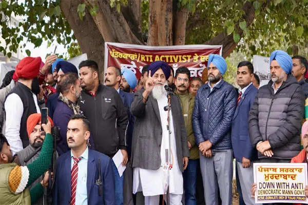 सुखबीर बादल ने पत्रकारों के साथ एकजुटता दिखाई, AAP सरकार के खिलाफ उठाई आवाज