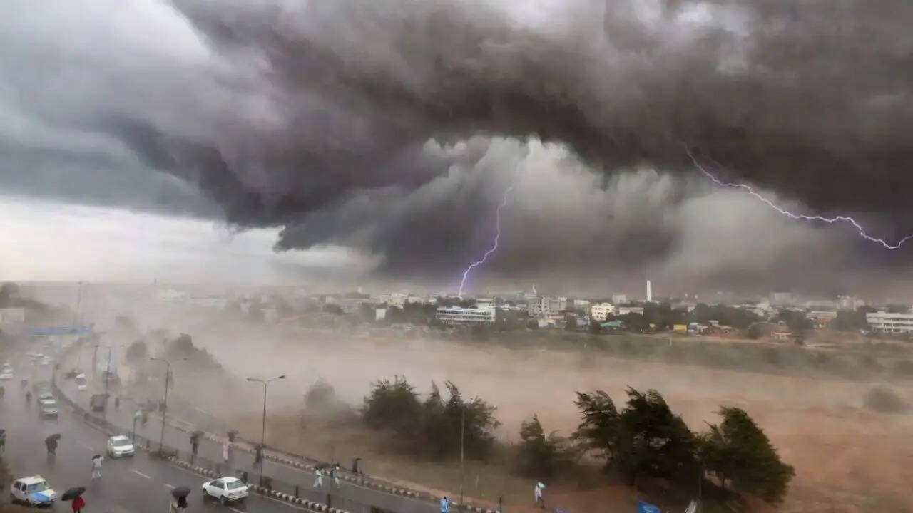 भारत में मौसम परिवर्तन: 18 राज्यों में बारिश और आंधी का अलर्ट