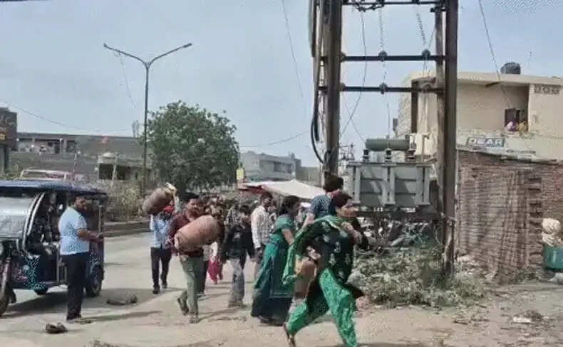 भारत में एलपीजी संकट: सरकार ने दी जानकारी, लेकिन लोग परेशान