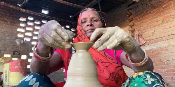 मिट्टी के संकट से जूझने के बाद भी प्रकाश पर्व पर कुम्हार उम्मीदों की लौ जलाये चाक तेजी से घुमा रहे