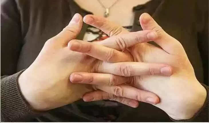 उंगलियों को चटकाने के स्वास्थ्य पर प्रभाव: जानें क्या है सच