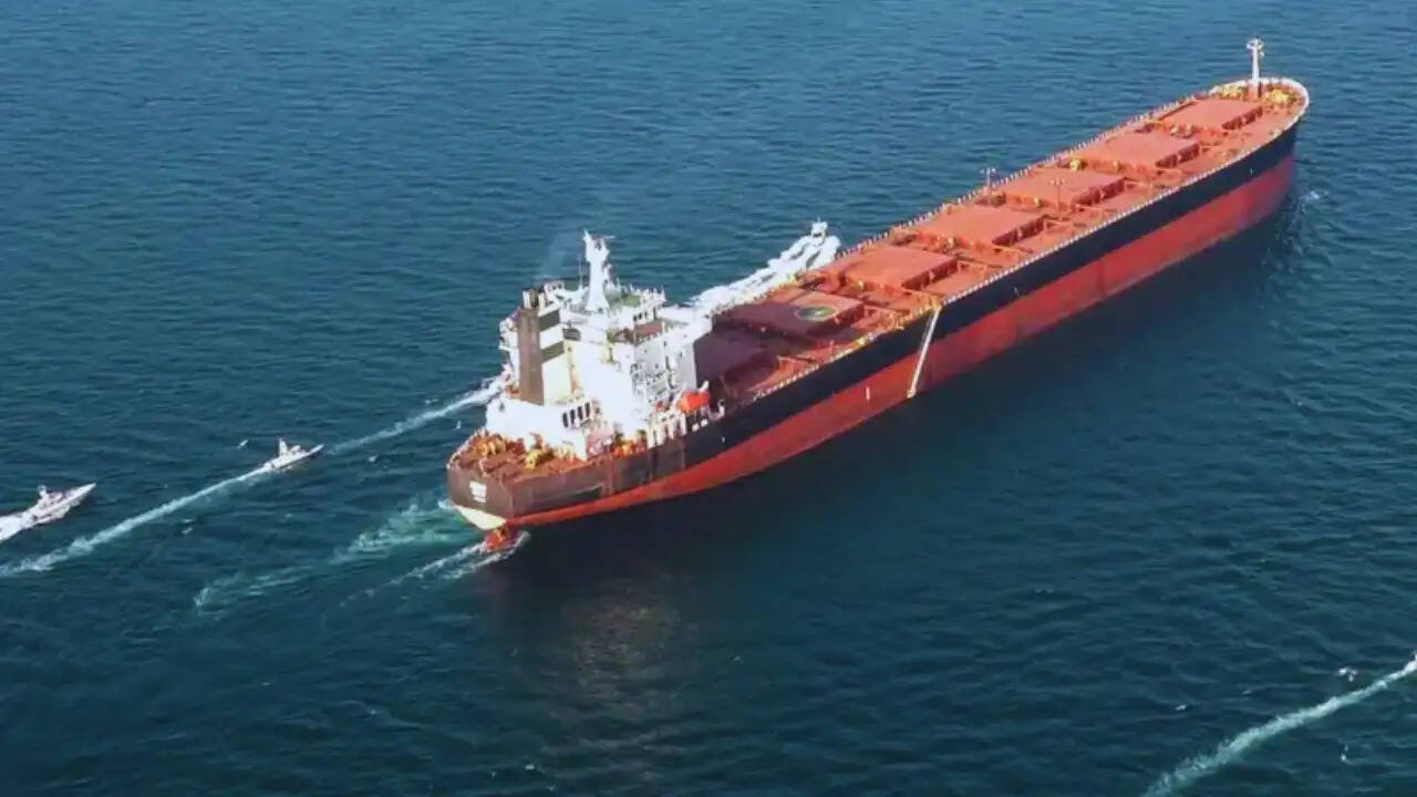 भारत के लिए राहत: होर्मुज स्ट्रेट से गुजर रहे हैं दो व्यापारी जहाज