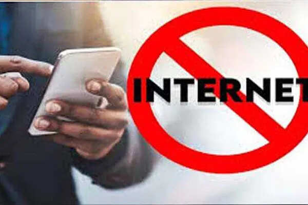 मणिपुर में इंटरनेट सेवाएं फिर से शुरू, कर्फ्यू में ढील