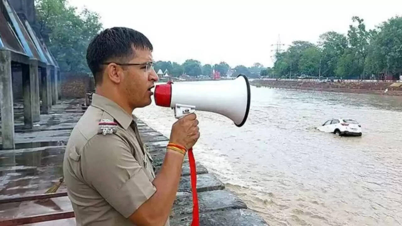 Uttarakhand Chardham Yatra: भारी बारिश के चलते यात्रा अस्थायी रूप से रोकी गई