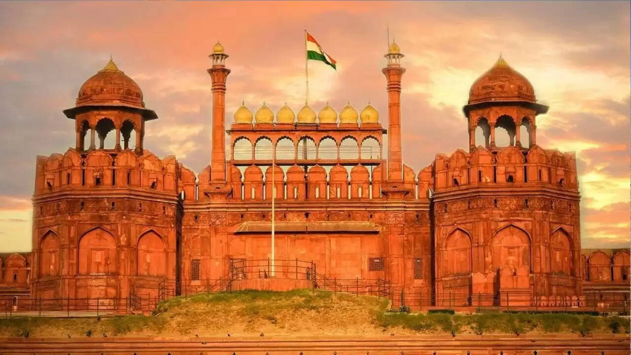 दिल्ली का लाल किला: प्रदूषण से हो रहा है काला