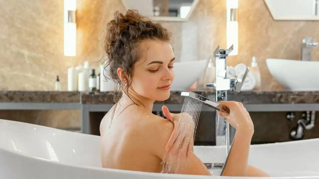 क्या रोजाना शॉवर लेना आपकी त्वचा के लिए हानिकारक है? जानें विशेषज्ञों की राय