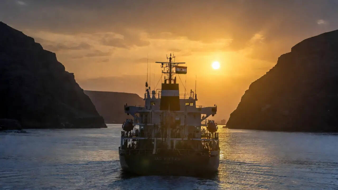 भारतीय जहाज जग विक्रम ने हार्मुज जलडमरूमध्य पार किया, कांडला पहुंचा