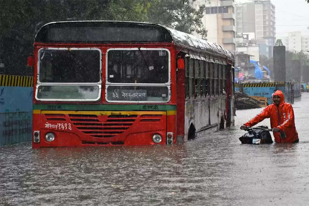 मुंबई की चमक और अनिश्चितता का सामना: भारत की नई वास्तविकता