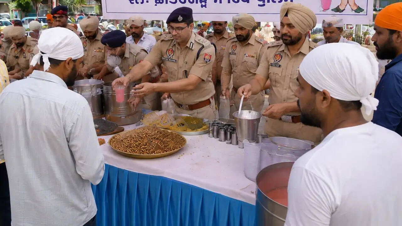 फतेहगढ़ साहिब पुलिस ने गर्मी में राहत पहुंचाने के लिए किया सेवा कार्य