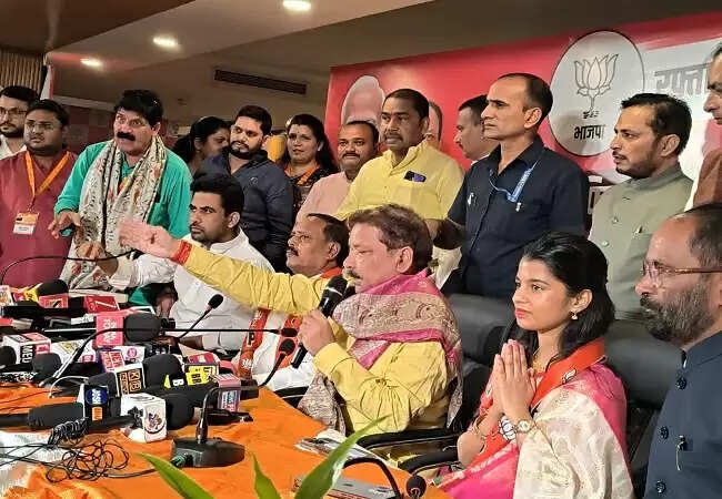 लोकगायिका मैथिली ठाकुर ने बीजेपी में शामिल होकर दरभंगा से चुनाव लड़ने की संभावना जताई