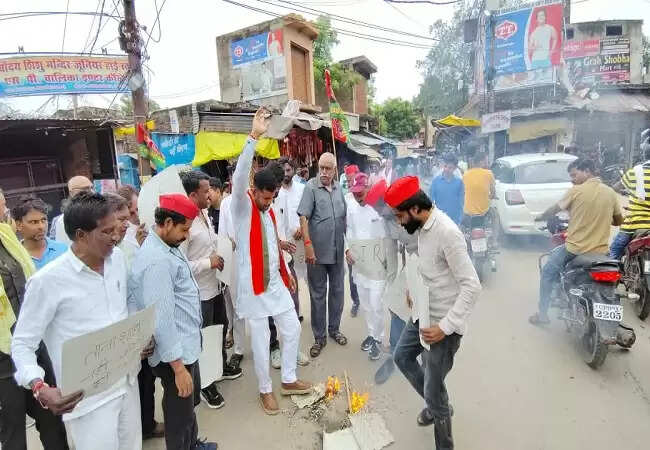 समाजवादी पार्टी का चुनाव आयोग के खिलाफ प्रदर्शन, पुतला फूंका