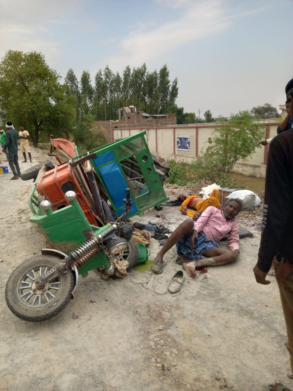 ई-रिक्शा में ट्रक ने मारी टक्कर, सात लोग घायल