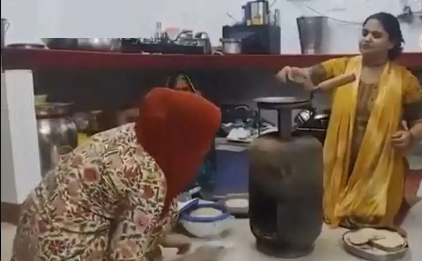 महंगाई के बीच लोगों ने गैस सिलेंडर को बनाया चूल्हा