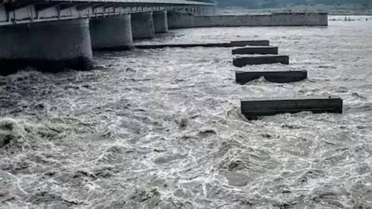 दिल्ली में यमुना नदी का जलस्तर बढ़ने से बढ़ा खतरा, प्रशासन ने जारी की एडवाइजरी