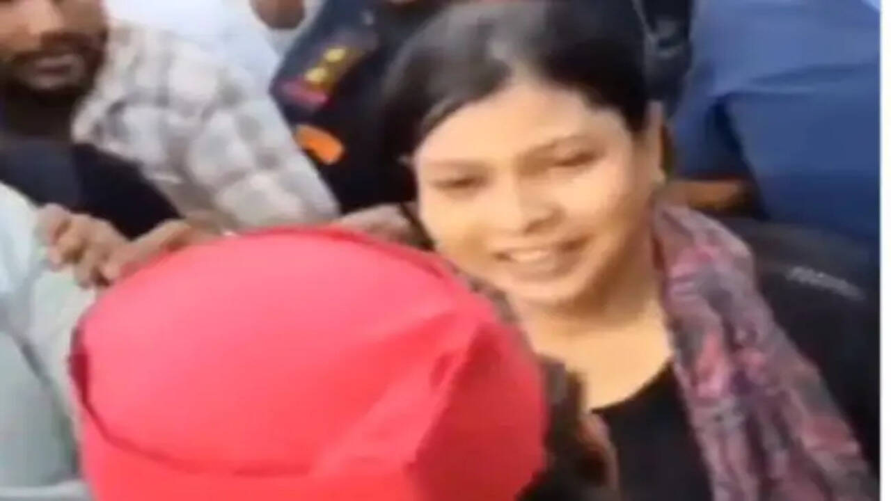 अखिलेश यादव का चुनावी दौरा: युवती ने मांगी मदद, कहा- बाली ले लो, सरकार बनाओ