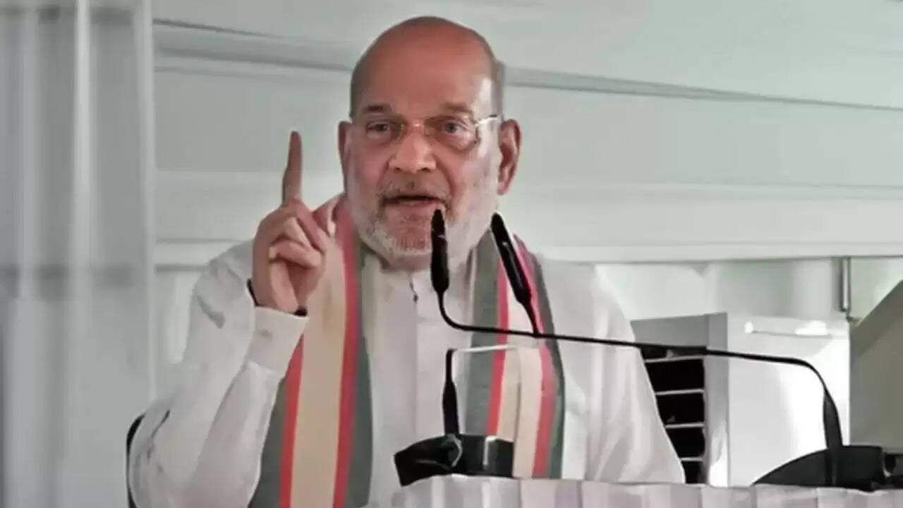 अमित शाह का पुंछ दौरा: पाक गोलाबारी से प्रभावित परिवारों को नियुक्ति पत्र