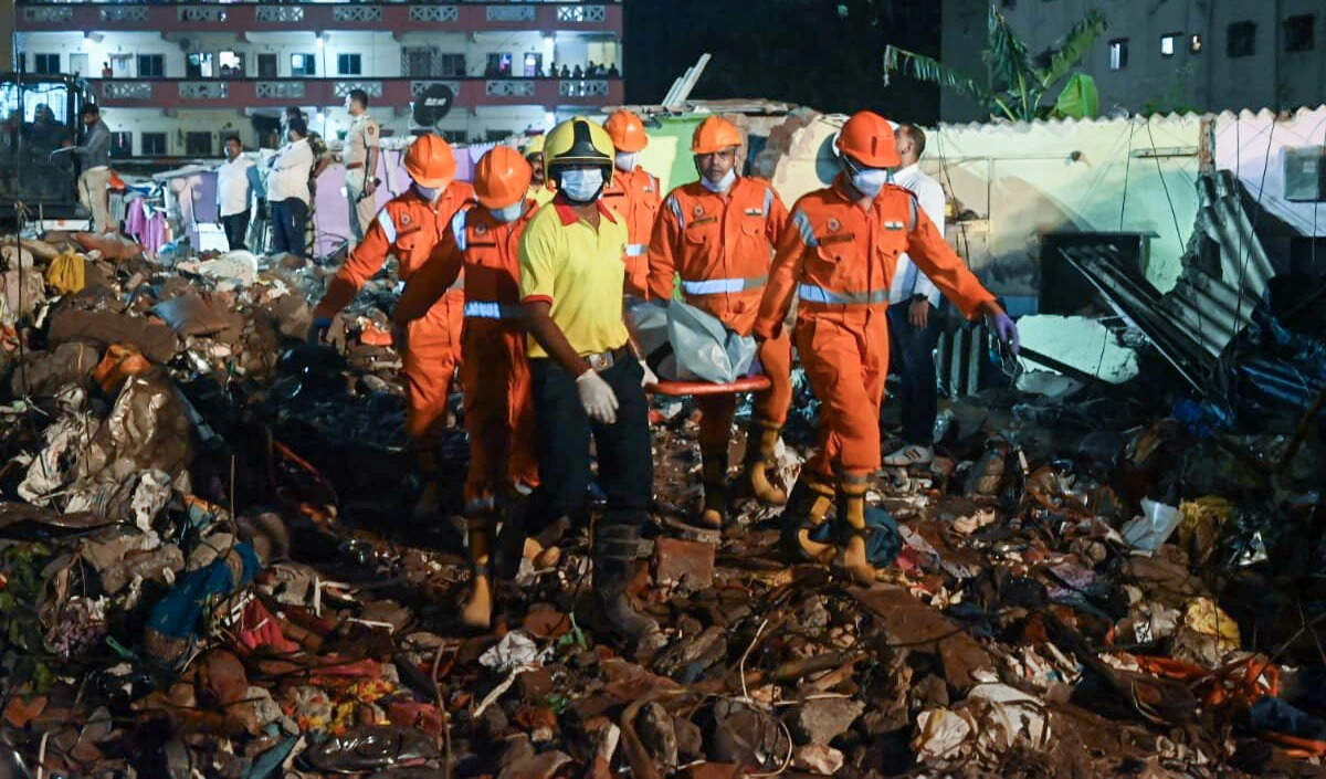 इंडोनेशिया में इस्लामिक स्कूल की इमारत ढहने से छात्र की मौत, 65 फंसे