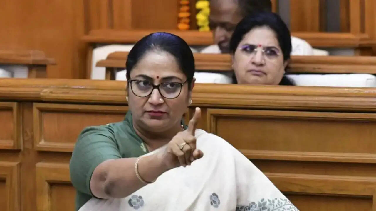 दिल्ली की मुख्यमंत्री रेखा गुप्ता का महिलाओं के आरक्षण पर तीखा बयान: क्या है विपक्ष की भूमिका?