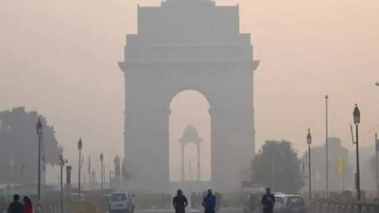 दिल्ली में स्मॉग का कहर: AQI 400 के पार, स्वास्थ्य पर गंभीर प्रभाव