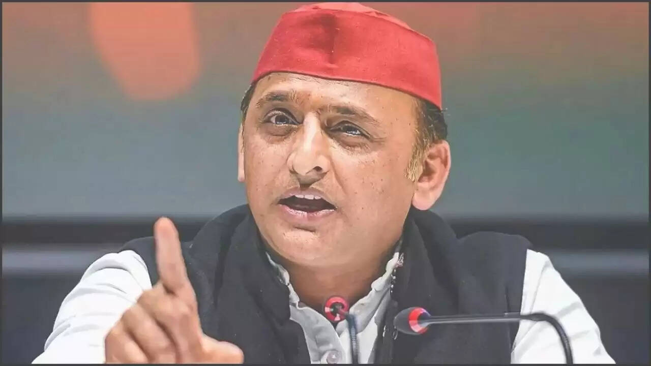 अखिलेश यादव का योगी आदित्यनाथ पर हमला: घुसपैठिया करार दिया