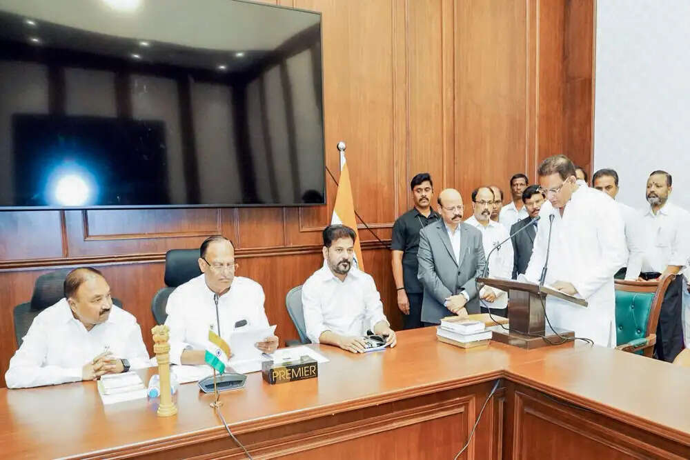 तेलंगाना विधान परिषद में अजहरुद्दीन और कोडंडाराम रेड्डी की शपथ