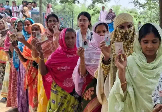 तमिलनाडु और पश्चिम बंगाल में मतदान की प्रक्रिया जारी