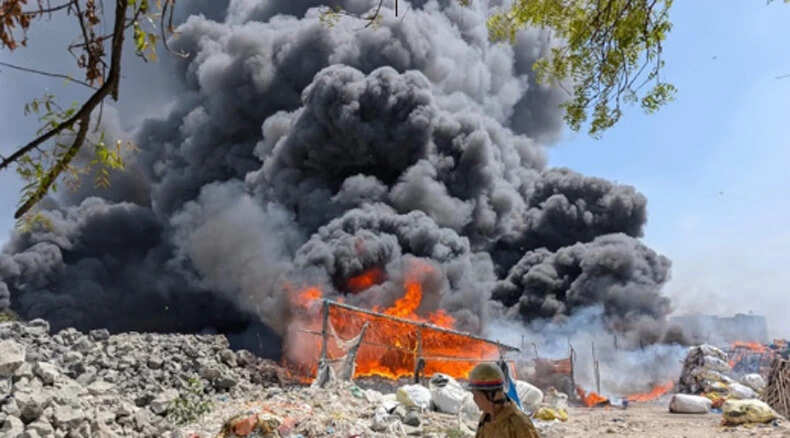 गाजियाबाद के कनवानी गांव में 500 झुग्गियों में लगी भीषण आग