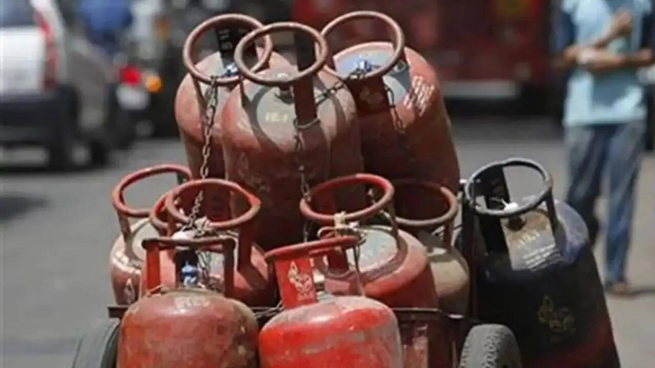 एलपीजी गैस सिलेंडर की कीमतों में भारी उछाल: जानें क्या है इसका असर?