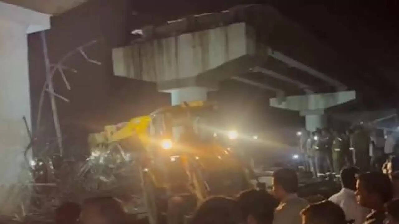 फिरोजाबाद में रेलवे ओवरब्रिज गिरने से मजदूरों के दबने की आशंका