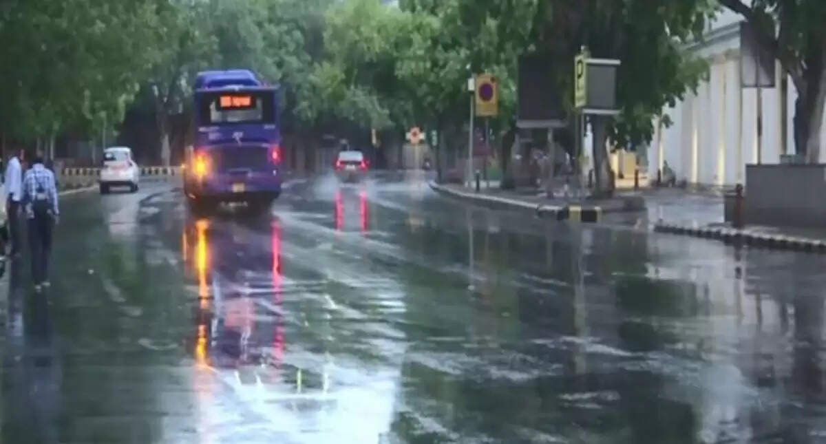 दिल्ली-NCR में वीकेंड का मौसम: बारिश की संभावना और राहत की उम्मीद