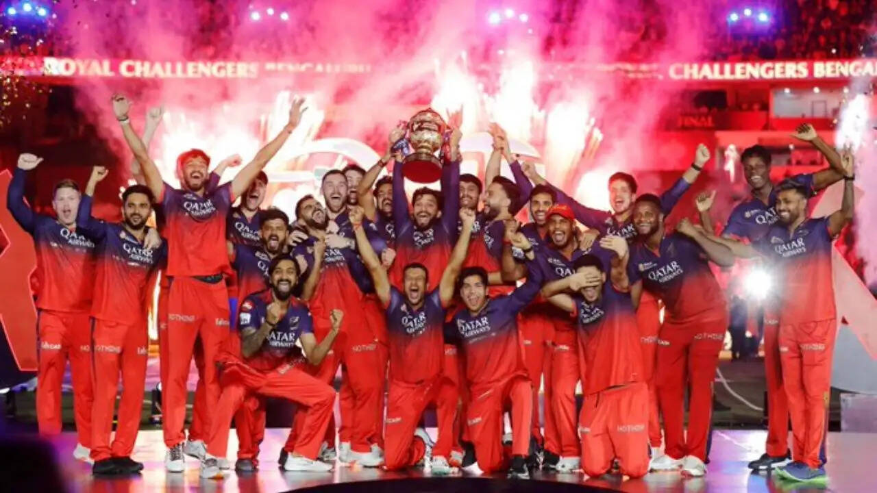 IPL 2026: प्लेऑफ में पहुंचने की दौड़ में आरसीबी सबसे आगे
