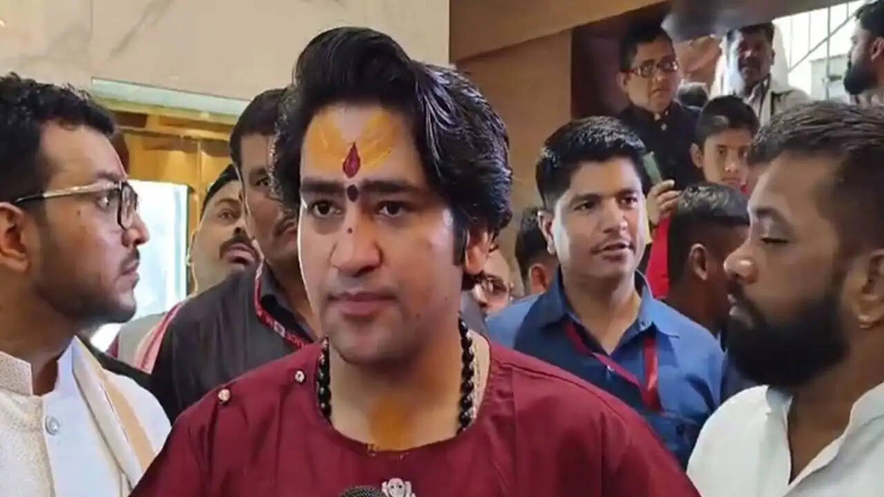 धीरेंद्र शास्त्री की अपील: दुर्गा और काली बनो, बुर्के वाली मत बनो