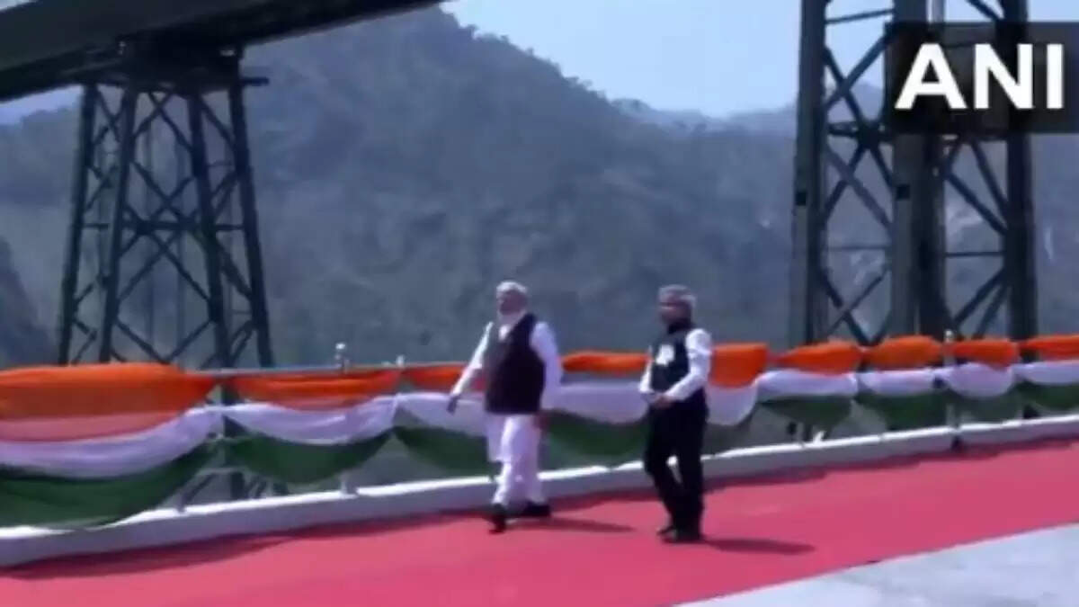 पीएम मोदी ने चिनाब पुल का उद्घाटन, कश्मीर घाटी को मिला सालभर का संपर्क