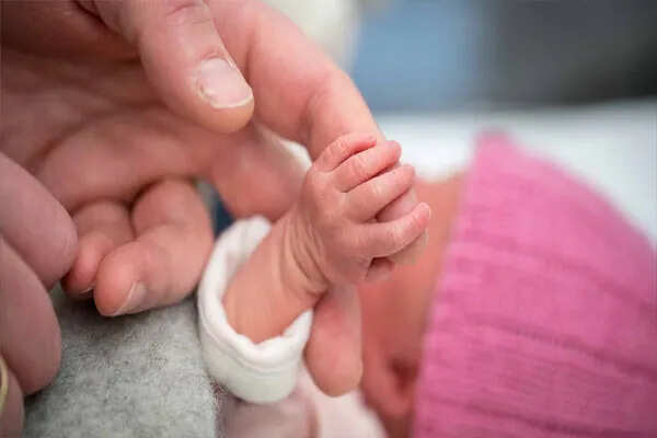 ओडिशा में दंपति पर नवजात बेटी को बेचने का आरोप, पुलिस ने बचाई जान