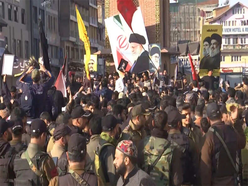 श्रीनगर में शिया मुसलमानों का खामेनेई की हत्या के खिलाफ प्रदर्शन