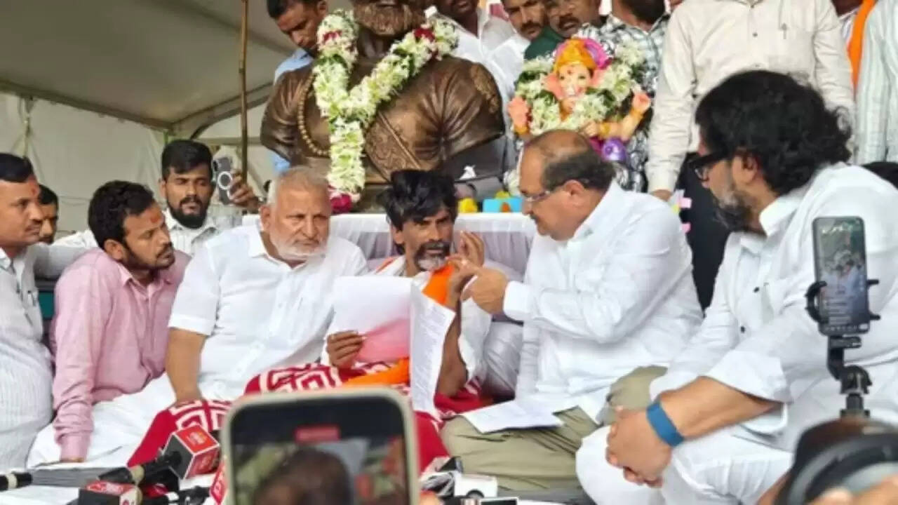 मराठा आरक्षण पर बड़ा फैसला: जारांगे-पाटिल ने दी आंदोलन खत्म करने की जानकारी