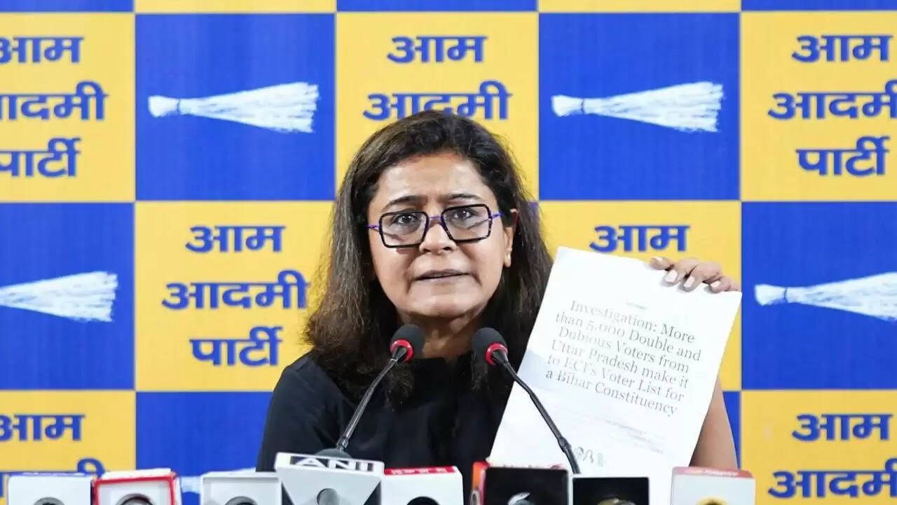आप ने कांग्रेस पर वोट चोरी के आरोप लगाए, चुनाव आयोग की पारदर्शिता पर उठाए सवाल