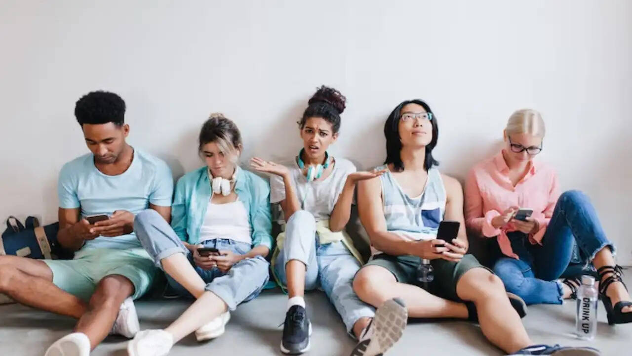 क्या Gen Z की सुविधाओं ने पुरानी पीढ़ियों के संघर्षों को किया बेकार?