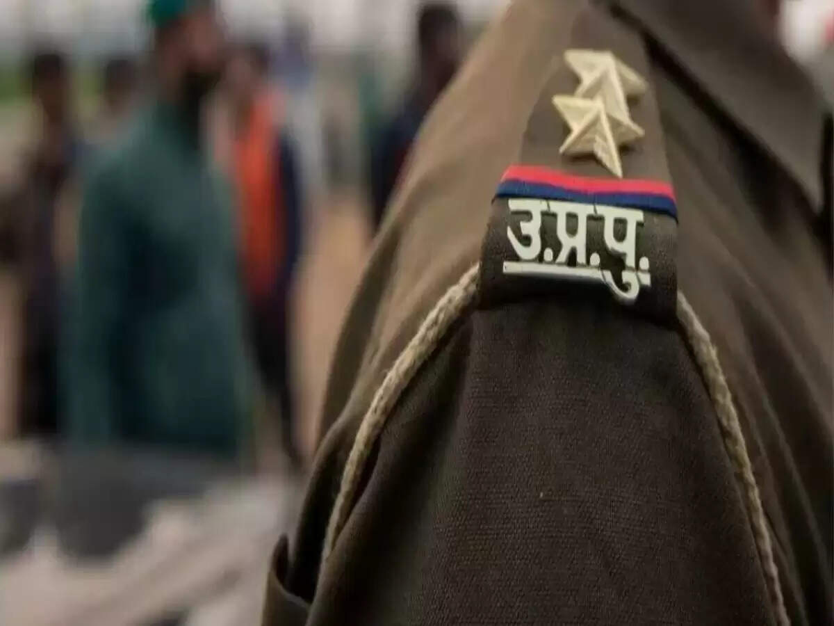 जौनपुर में किन्नरों का नग्न प्रदर्शन, अस्पताल में मचाया हंगामा